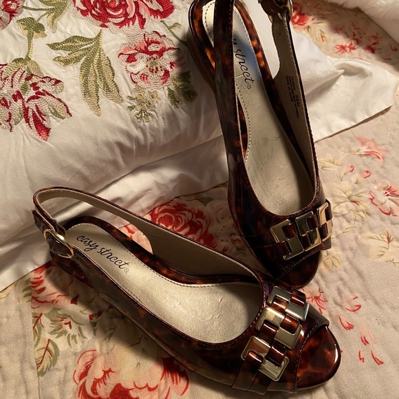 NWOT, NIB Easy Street Tortoise Patent, slingback/peep toe, gold buckle, 6.5 - Picture 4 of 6